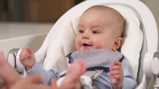 Adorable Niñito Sentado Asiento Del Bebé Jugando Con Mamá Retrato — Vídeos de Stock