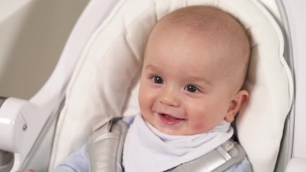 Retrato Menino Sorrindo Enquanto Estava Deitado Assento Bebê Verdadeiras Emoções — Vídeo de Stock