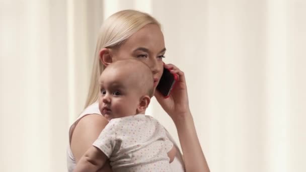 Video Cerca Una Joven Madre Alegre Hermosa Hablando Por Teléfono — Vídeos de Stock