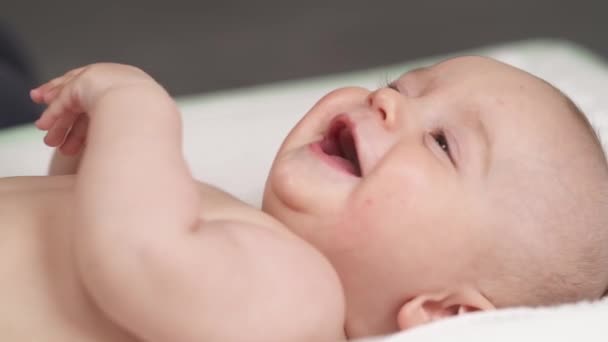 Massagem Bebé Mãe Fazendo Massagem Brincando Com Seu Bebê Infantil — Vídeo de Stock