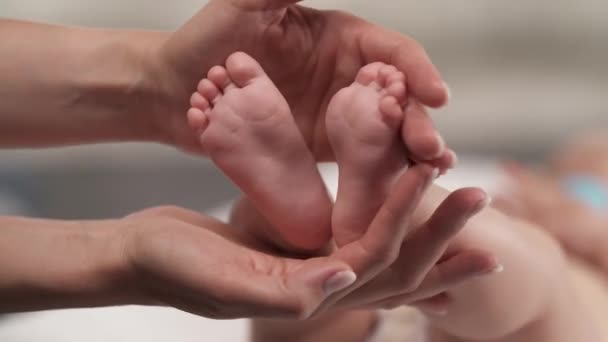 Vårdande Mor Rör Vid Små Fötter Sitt Nyfödda Barn Medan — Stockvideo