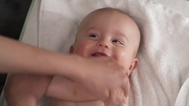 줄이기 엄마가 귀여운 아기들에게 체조를 모습을 영상이다 어린이 — 비디오