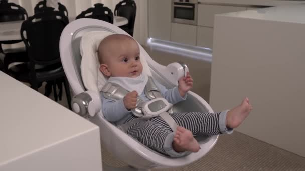 Curioso Neonato Sdraiato Sul Sedile Sicurezza Ritratto Bambino Adorabile Vere — Video Stock