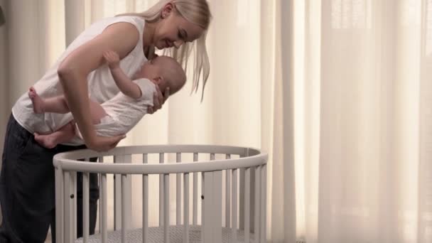 Bela Mãe Sofisticada Colocando Seu Filho Bebê Cama Bebê Criança — Vídeo de Stock