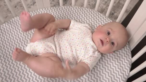 Bonito Menino Sorridente Criança Deitada Costas Berço Mãe Dar Chupeta — Vídeo de Stock