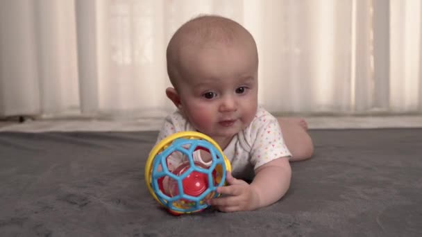Portret Apropiat Unui Băiețel Curios Care Joacă Jucărie Colorată Covorul — Videoclip de stoc