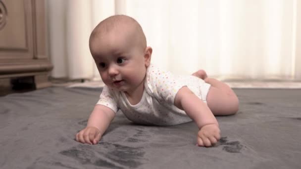 Infância Babyhood Conceito Pessoas Criança Feliz Brincando Com Bola Colorida — Vídeo de Stock