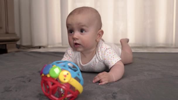 Curioso Menino Adorável Brincando Com Bola Colorida Tapete Macio Casa — Vídeo de Stock