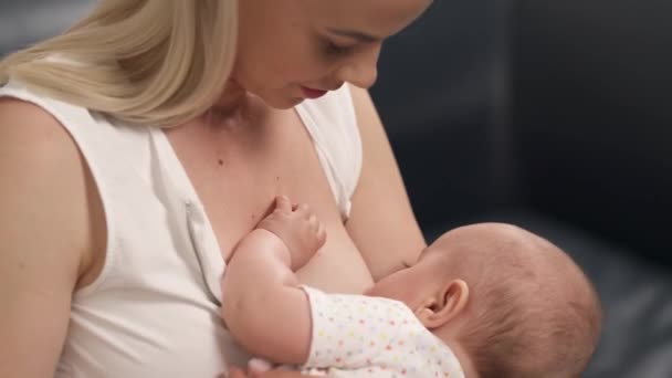 Joven Rubia Amamantando Madre Sonríe Mientras Bebé Está Comiendo Leche — Vídeos de Stock