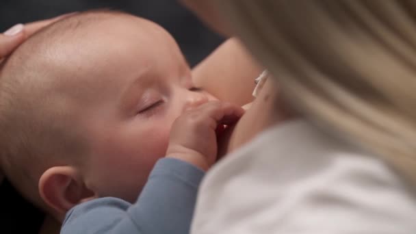 特写镜头 昏昏欲睡的婴儿从乳房里吸奶 母乳育婴的概念 — 图库视频影像