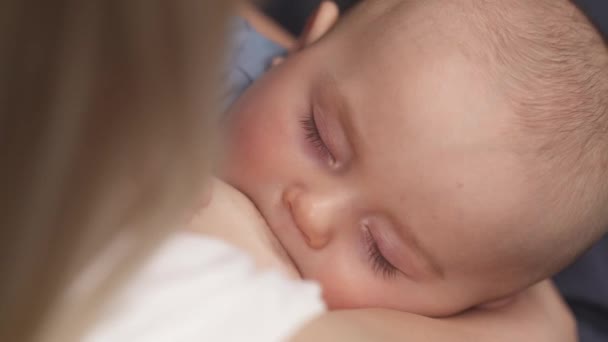 幼小的哺乳期母亲喂孩子的特写 — 图库视频影像
