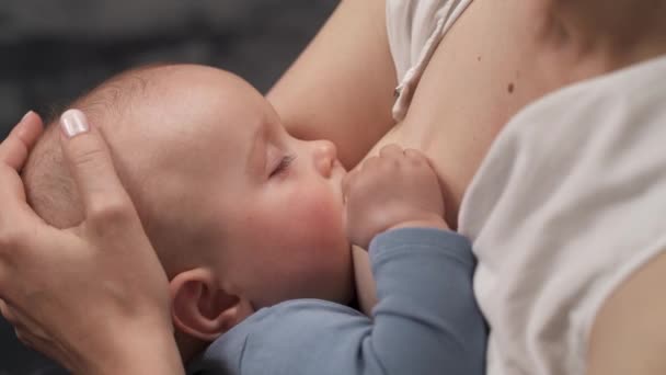 母亲给熟睡的婴儿喂奶的特写镜头 婴儿正在摸着乳房 妈妈拍拍她的头 — 图库视频影像