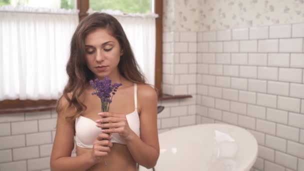 Aproximando Câmera Tiro Uma Jovem Mulher Sexy Segurando Lavanda Buquê — Vídeo de Stock