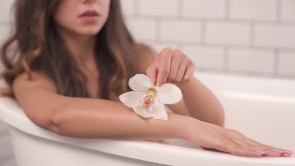Wspaniała Seksowna Kobieta Kąpieli Delikatnie Dotykając Jej Dłoni Kwiatem Orchidei — Wideo stockowe
