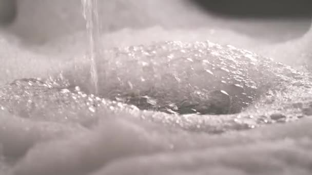Corriente Agua Pura Que Vierte Espuma Jabonosa Burbujas Baño Relajante — Vídeo de stock