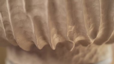 Potter seramik tencereyi parlatıyor. Çamur kalıp sanatçısı ve atölyedeki vazo dekorasyonundan esinlendim. Seçici odak atışı