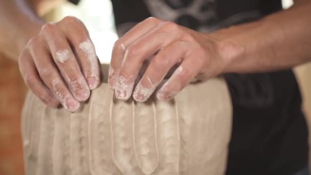 Potter Szybuje Ceramiczny Garnek Zainspirowany Artysta Formowanie Gliny Dekorowanie Wazonu — Wideo stockowe