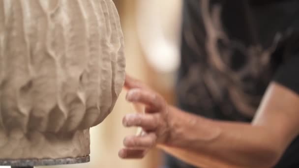 Potter Seramik Tencereyi Parlatıyor Çamur Kalıp Sanatçısı Atölyedeki Vazo Dekorasyonundan — Stok video