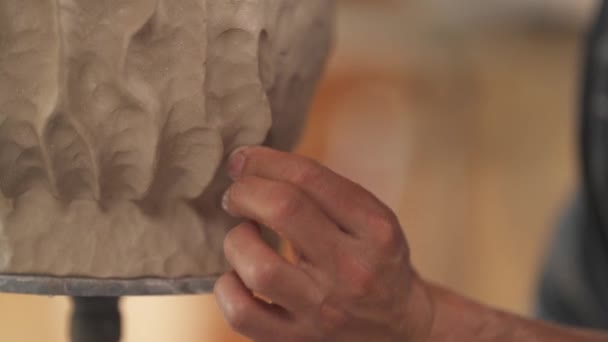 Potter Keramikkruka Inspirerad Konstnär Gjutning Lera Och Dekorera Vas Verkstad — Stockvideo