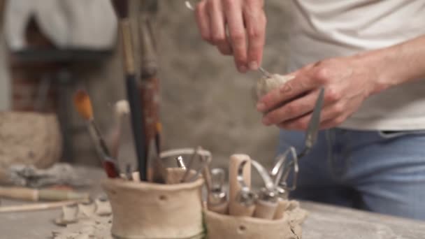 Potter Szybuje Ceramiczny Garnek Zainspirowany Artysta Formowanie Gliny Dekorowanie Wazonu — Wideo stockowe