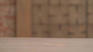 Çömlekçinin eli çömlek atölyesinde hasat aletlerini ve fırçaları masaya koyuyor. İzole edilmiş, arka planda bulanık. Seçici odak atışı