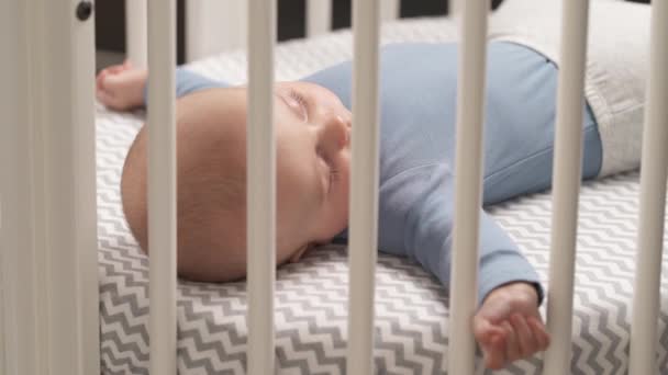一个可爱的男婴的特写镜头静静地睡在他的床上 熟睡的孩子 — 图库视频影像