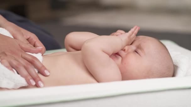 Niño Después Bañarse Ducharse Sobre Una Toalla Fresca Lindo Bebé — Vídeo de stock