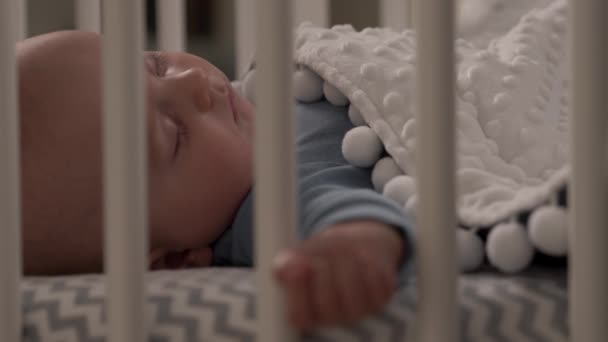 Zbliżenie Kochającej Matki Umieszczającej Zabawkę Blisko Śpiącego Dziecka Słodkie Dziecko — Wideo stockowe