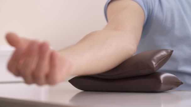 Χέρι Του Παιδίατρου Βάζει Αιμοστατικό Επίδεσμο Στο Χέρι Του Ασθενούς — Αρχείο Βίντεο