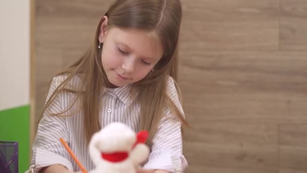 Een Vooraanzicht Van Een Klein Meisje Dat Speelgoed Tekent Speelkamer — Stockvideo