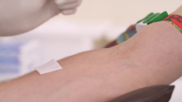 Mãos Enfermeira Coletando Amostra Sangue Uma Veia Pequeno Paciente Hospital — Vídeo de Stock