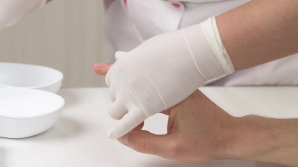 Πλευρική Άποψη Ενός Τεχνικού Εργαστηρίου Γάντια Που Παίρνει Δείγμα Αίματος — Αρχείο Βίντεο