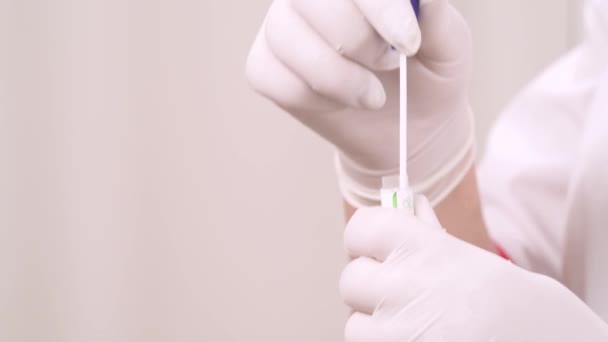 Close Sygeplejersker Hænder Holder Vatpind Reagensglas Efter Indsamling Biologiske Prøver – Stock-video