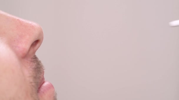 의사가 면사를 사용하여 환자의 코에서 샘플을 채취하는 클로즈업했습니다 — 비디오