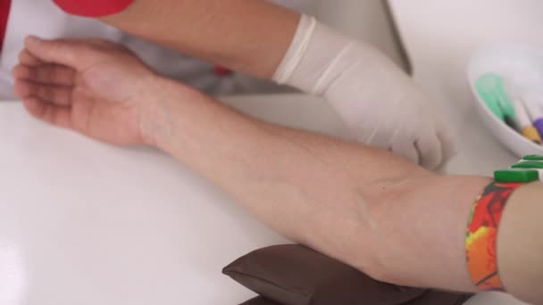 Mãos Enfermeira Coletando Amostra Sangue Uma Veia Pacientes Sexo Masculino — Vídeo de Stock