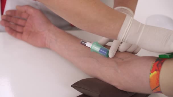 Uma Visão Frontal Uma Enfermeira Profissional Coletando Amostra Sangue Uma — Vídeo de Stock