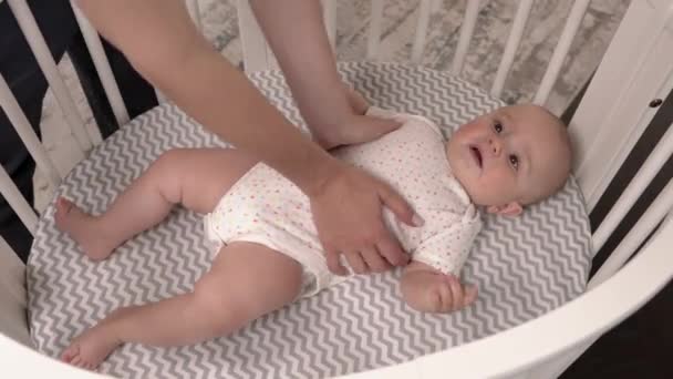 침대에 아기가 귀엽게 아기가 긴장을 어린아이들을 — 비디오