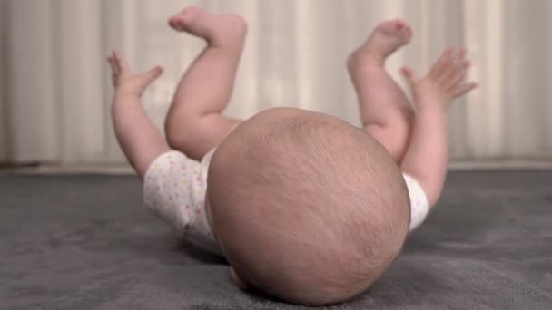 Sevimli Aktif Bir Erkek Bebek Yerde Yatıp Kalkıyor Çocuk Yeni — Stok video