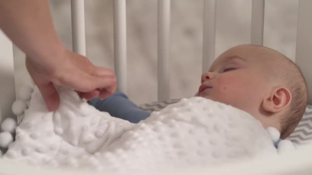 Close Mães Amorosas Mãos Colocando Brinquedo Perto Criança Adormecida Adorável — Vídeo de Stock