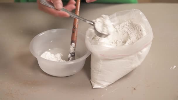 陶工为陶器准备粘土材料的特写 女雕塑家正在把粘土和水混合起来 以便在她的工作室里创作陶瓷 — 图库视频影像
