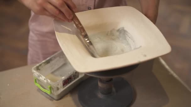 Επαγγελματίας Καλλιτέχνης Που Κάνει Στολίδι Κεραμικό Πιάτο Γυναίκα Που Εργάζεται — Αρχείο Βίντεο