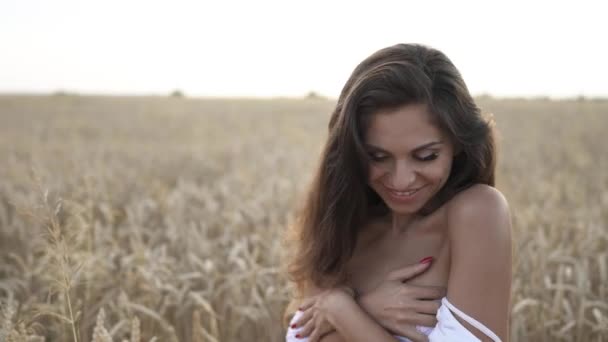 昼間は小麦畑でブルネットの女性を誘惑 若いです女性魅力的に彼女の髪に触れる — ストック動画