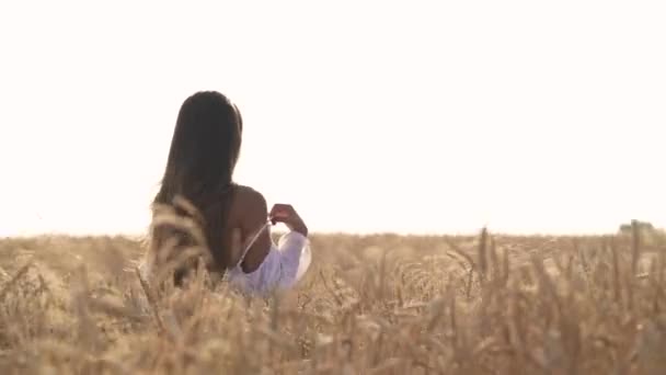Frestande Ung Kvinna Vetefältet Förförisk Kvinna Tar Sig Sin Lätta — Stockvideo