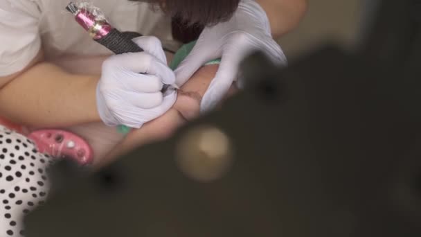 눈썹의 화장품 처리는 영구적 화장이야 전문의 가눈썹 수술을 장면의 — 비디오
