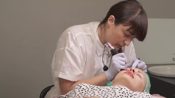 Vista Frontal Cosmetologist Usando Máquina Tatuagem Durante Procedimento Micropigmentação Das — Vídeo de Stock