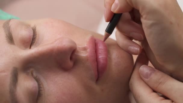 Close Rosto Feminino Atraente Jovem Durante Maquiagem Permanente Lábio Cosmetologist — Vídeo de Stock