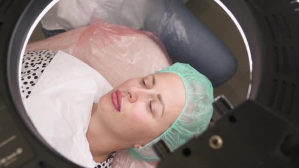 Especialista Seca Lábios Uma Mulher Com Uma Esponja Durante Procedimento — Vídeo de Stock