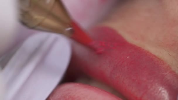 Detailní Záběr Rtů Pacientů Během Procedury Dermapigmentace Rtů Tetovacím Strojem — Stock video