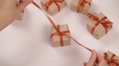 Güzel dekore edilmiş bir hediye kutusuyla küçük bir el açılışı. Bir parça organik el yapımı sabun. İzole edilmiş, beyaz arkaplanda