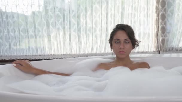 Visão Superior Uma Jovem Sexy Com Cabelos Longos Molhados Banheira — Vídeo de Stock